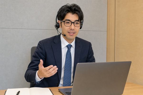 オンライン会議に参加する男性
