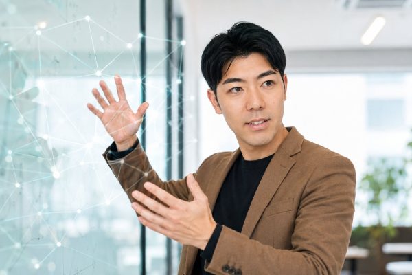 ネットワークを説明するジェスチャーの男性