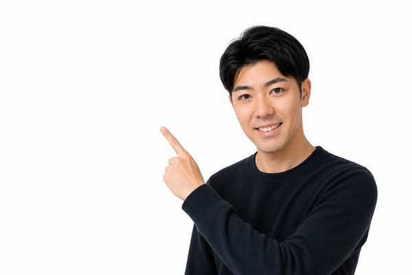 笑顔で指差しをする男性(白背景)