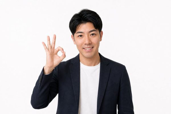 OKサインをする男性(白背景)