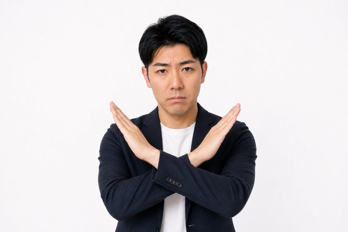 腕でバツを作る男性(白背景)