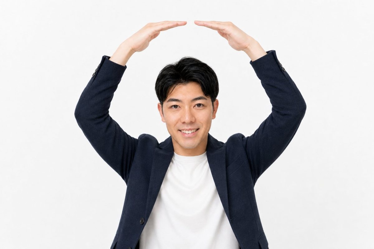 両腕でマルを作る男性(白背景)
