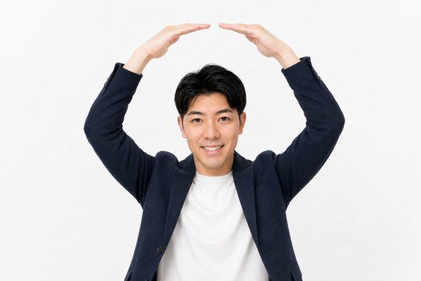 両腕でマルを作る男性(白背景)
