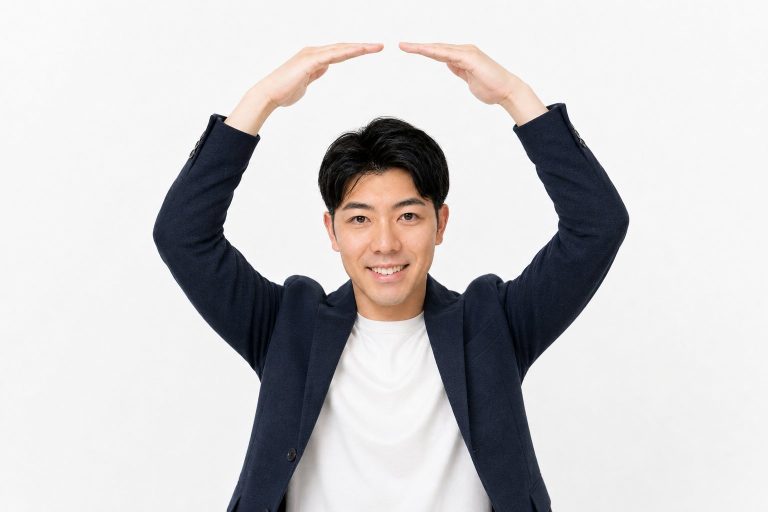 両腕でマルを作る男性(白背景)