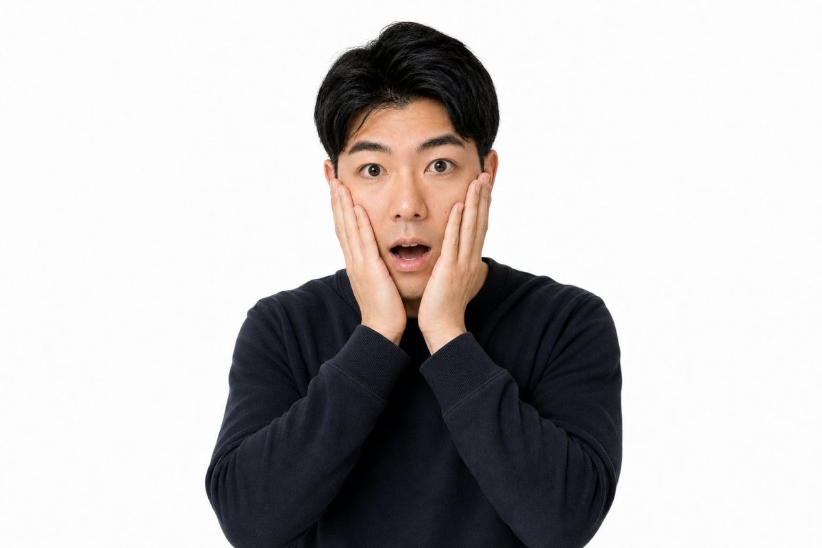 頬に手を当てて驚く男性(白背景)