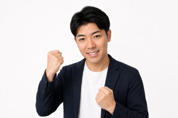 ガッツポーズで喜ぶ男性(白背景)