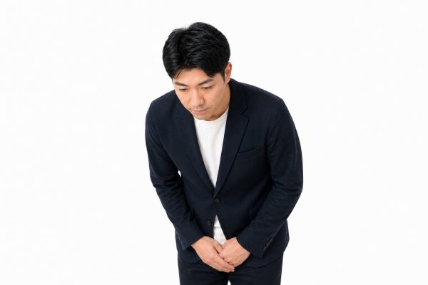 お辞儀をする男性(白背景)