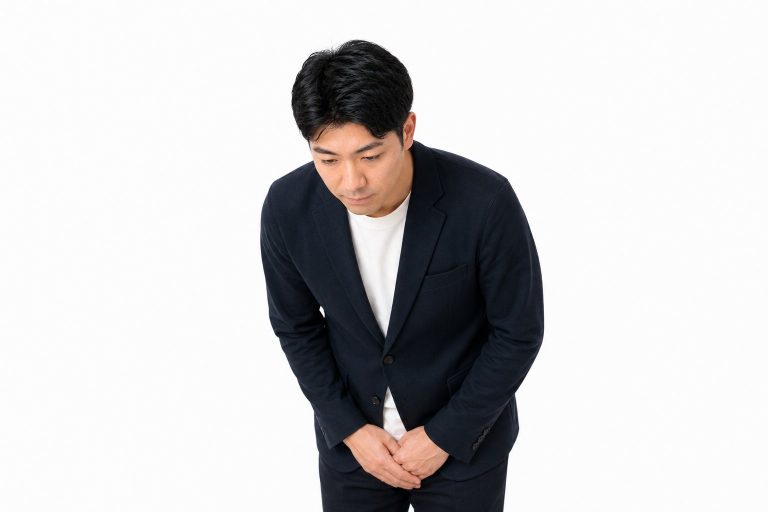 お辞儀をする男性(白背景)
