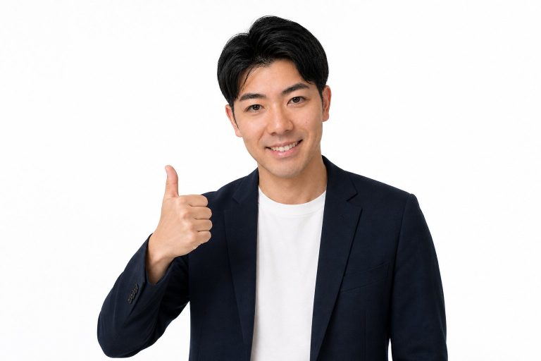 親指を立てて笑顔の男性(白背景)