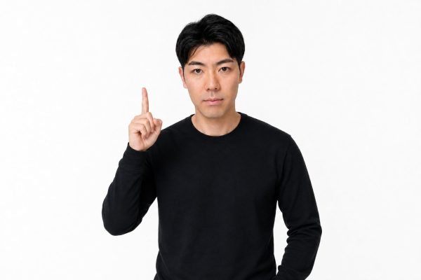 指を立てて説明する男性(白背景)