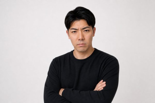 腕組みして怒りをこらえる男性(白背景)