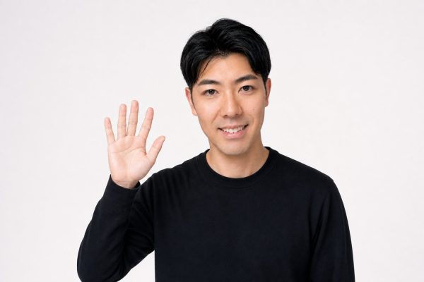 笑顔で手を振る男性(白背景)