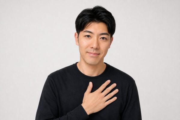 胸に手を当てて安心する男性(白背景)