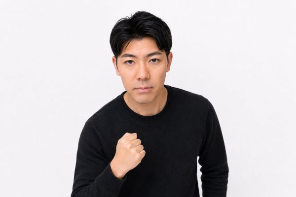 やる気に満ちた表情の男性(白背景)