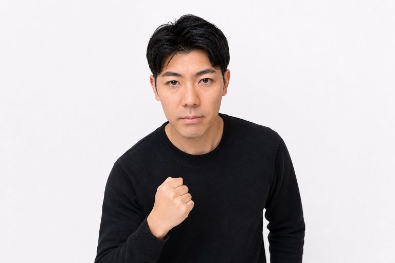 やる気に満ちた表情の男性(白背景)