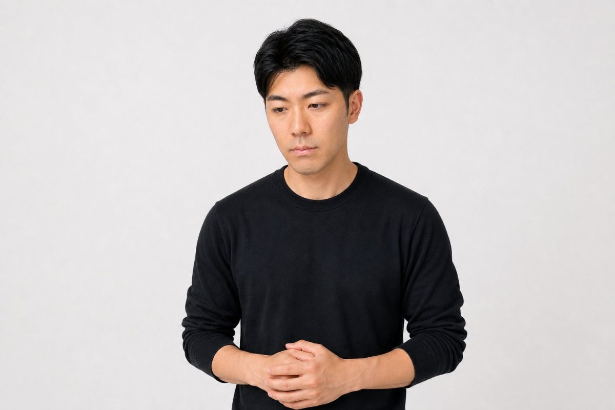 手を組んで考え込む男性(白背景)