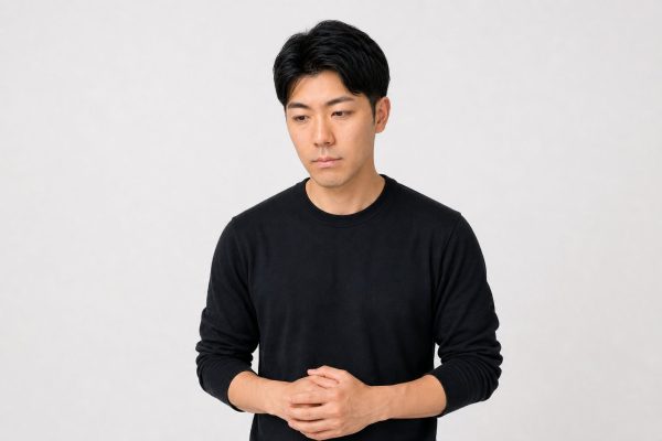 手を組んで考え込む男性(白背景)