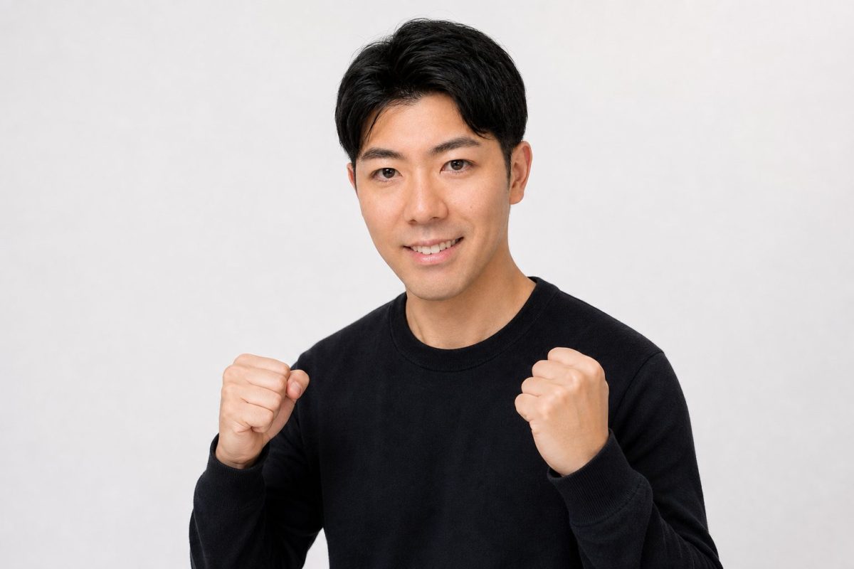 応援のエールを送る男性(白背景)