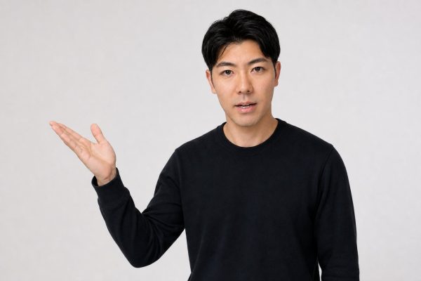 手のひらで注目を促す男性(白背景)