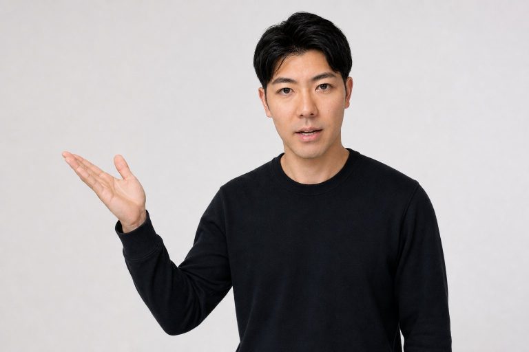 手のひらで注目を促す男性(白背景)