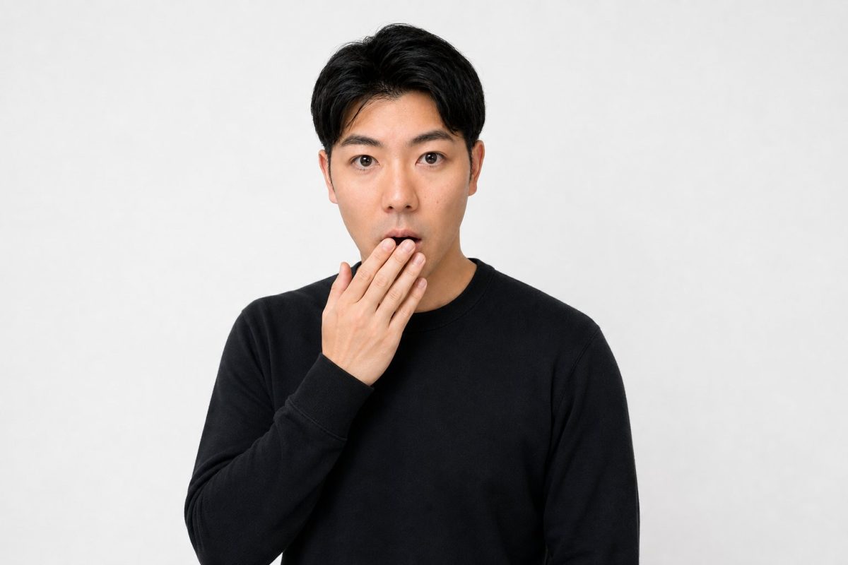 口元に手を当てて驚く男性(白背景)