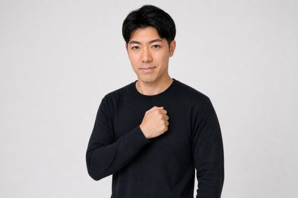 胸に手を当てて達成感を味わう男性(白背景)