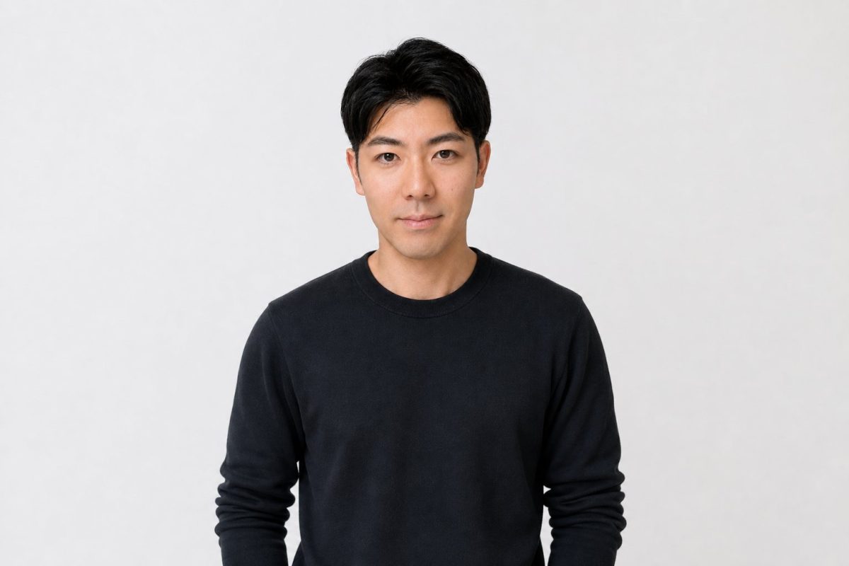 穏やかで信頼感のある表情の男性(白背景)