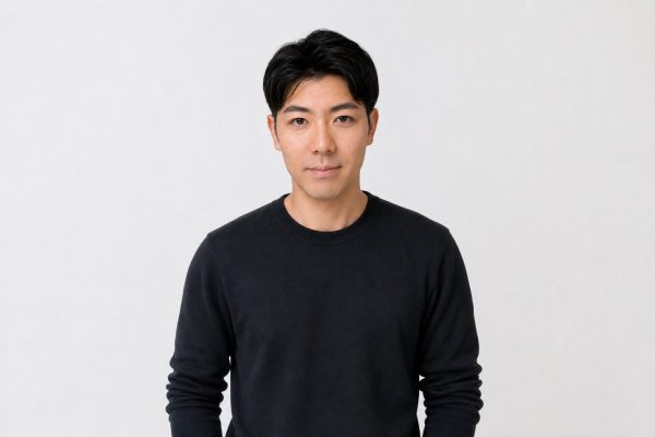 穏やかで信頼感のある表情の男性(白背景)