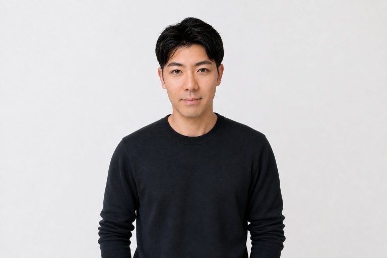 穏やかで信頼感のある表情の男性(白背景)