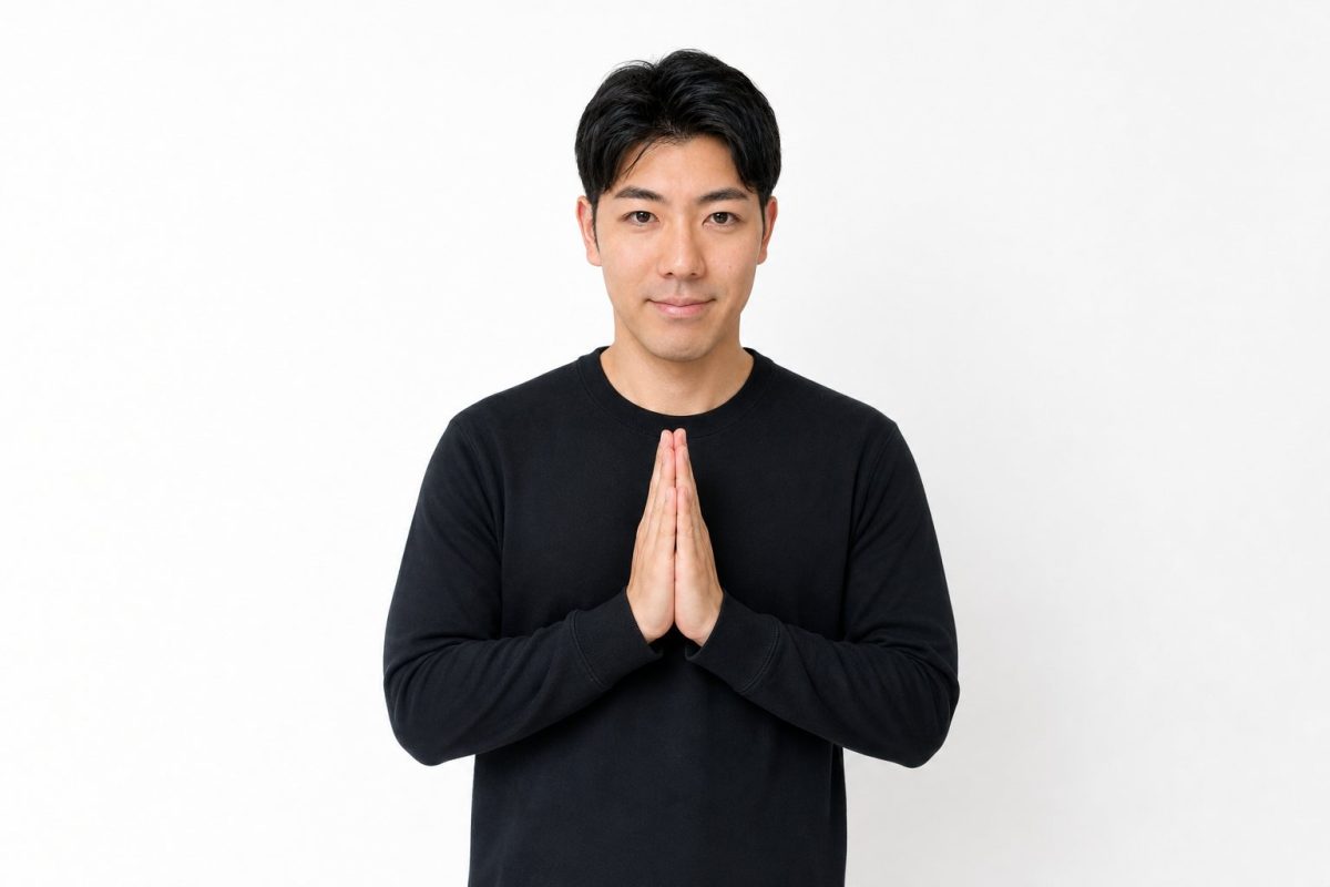 手を合わせて感謝する男性(白背景)