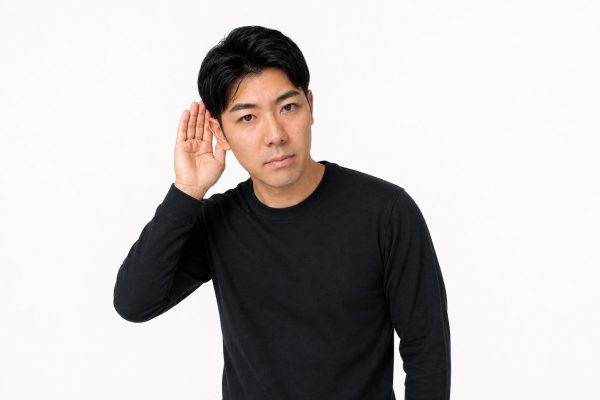 耳に手を当てて聞き取る男性(白背景)