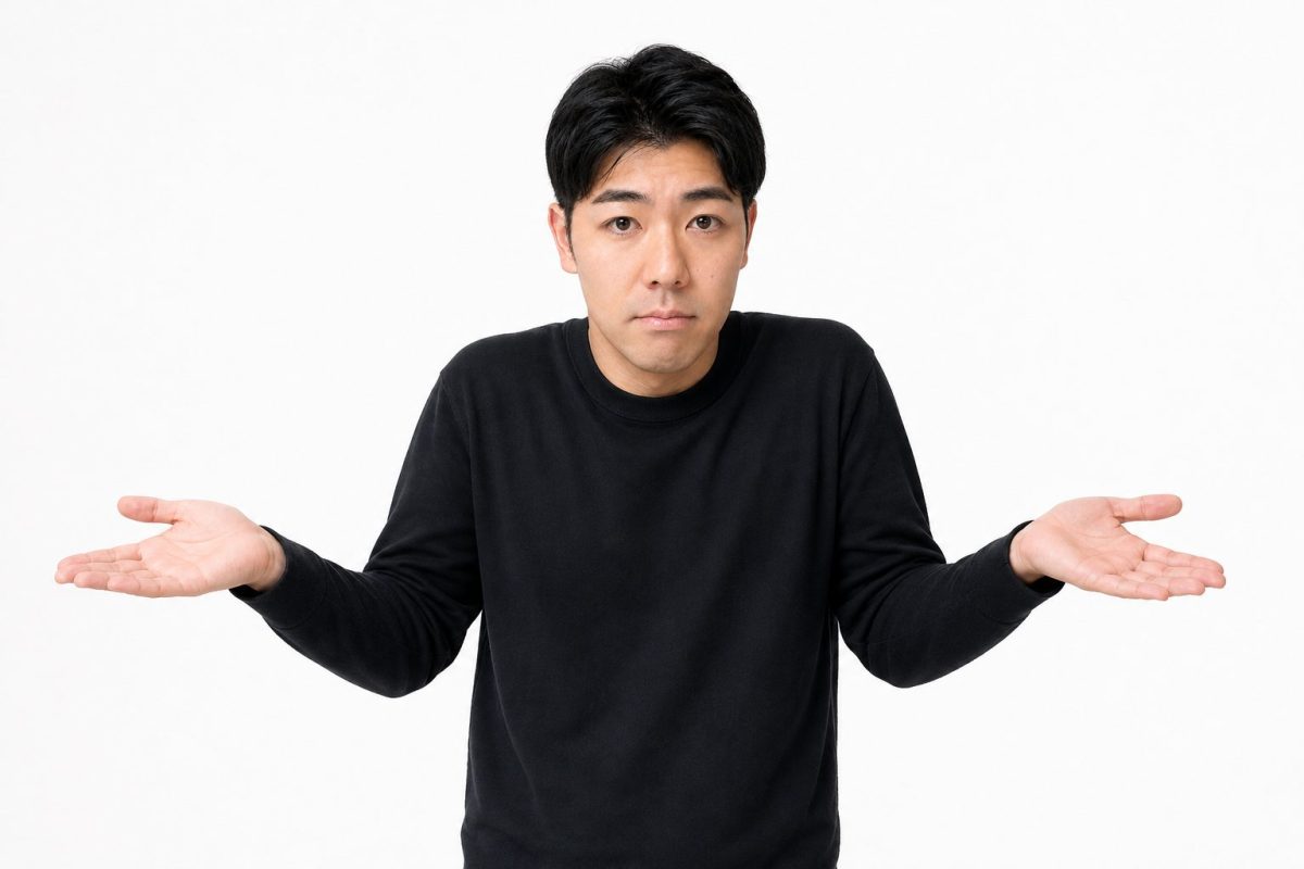 軽く肩をすくめる男性(白背景)