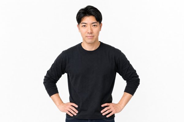 腰に手を当てて自信を見せる男性(白背景)