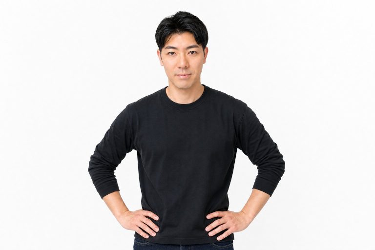 腰に手を当てて自信を見せる男性(白背景)