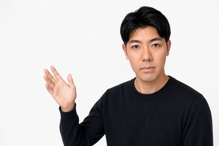 手を挙げて質問する男性(白背景)