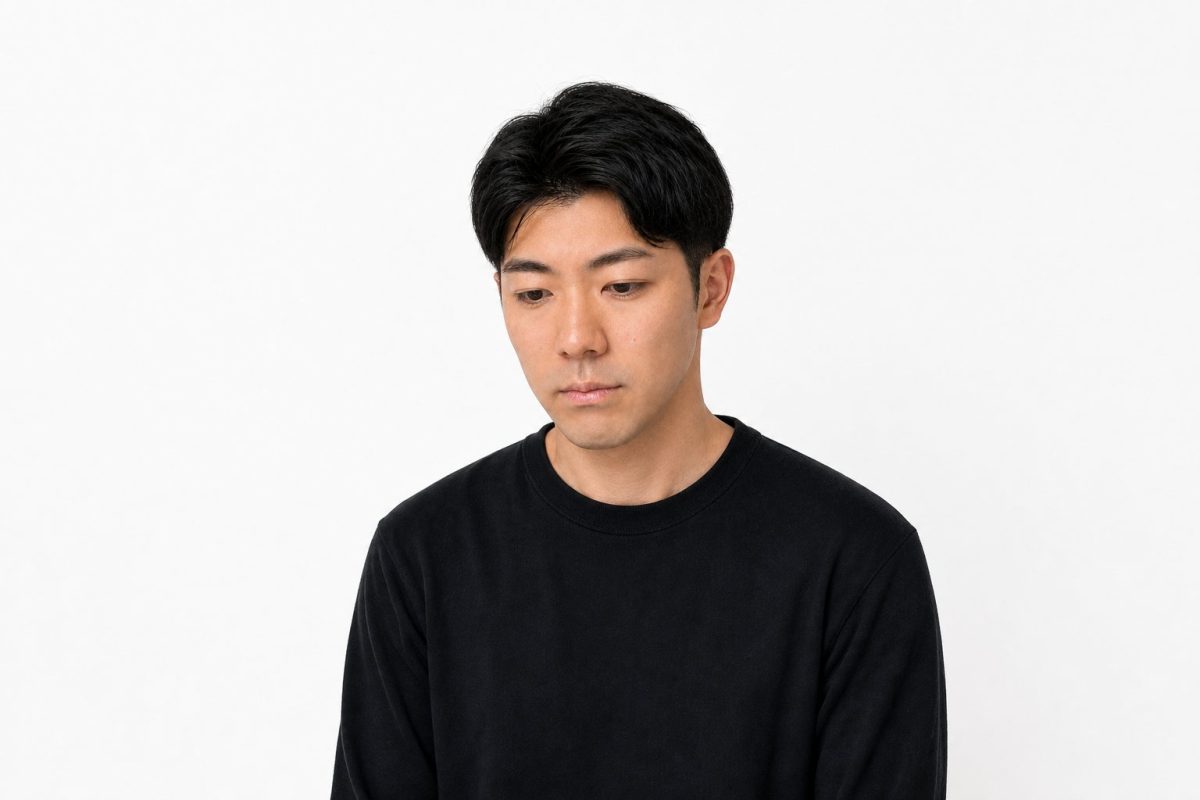 肩を落としてがっかりする男性(白背景)