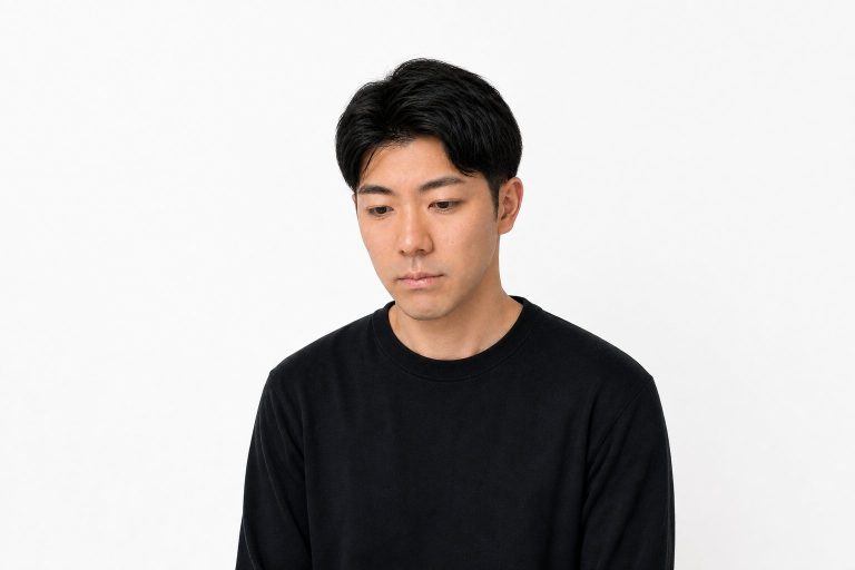 肩を落としてがっかりする男性(白背景)
