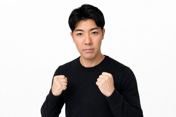 拳を握って決意する男性(白背景)