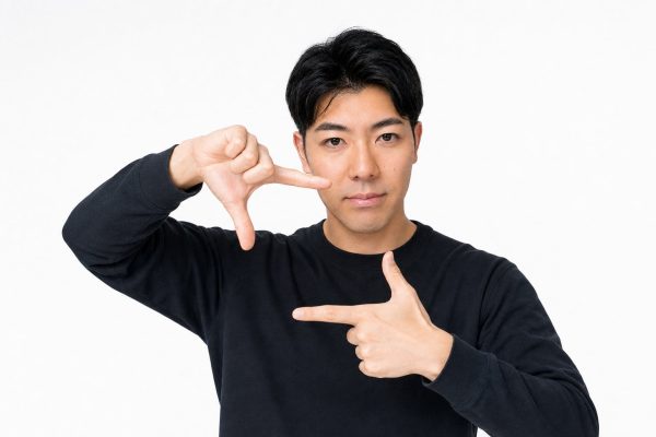 手でフレームを作って構想する男性(白背景)
