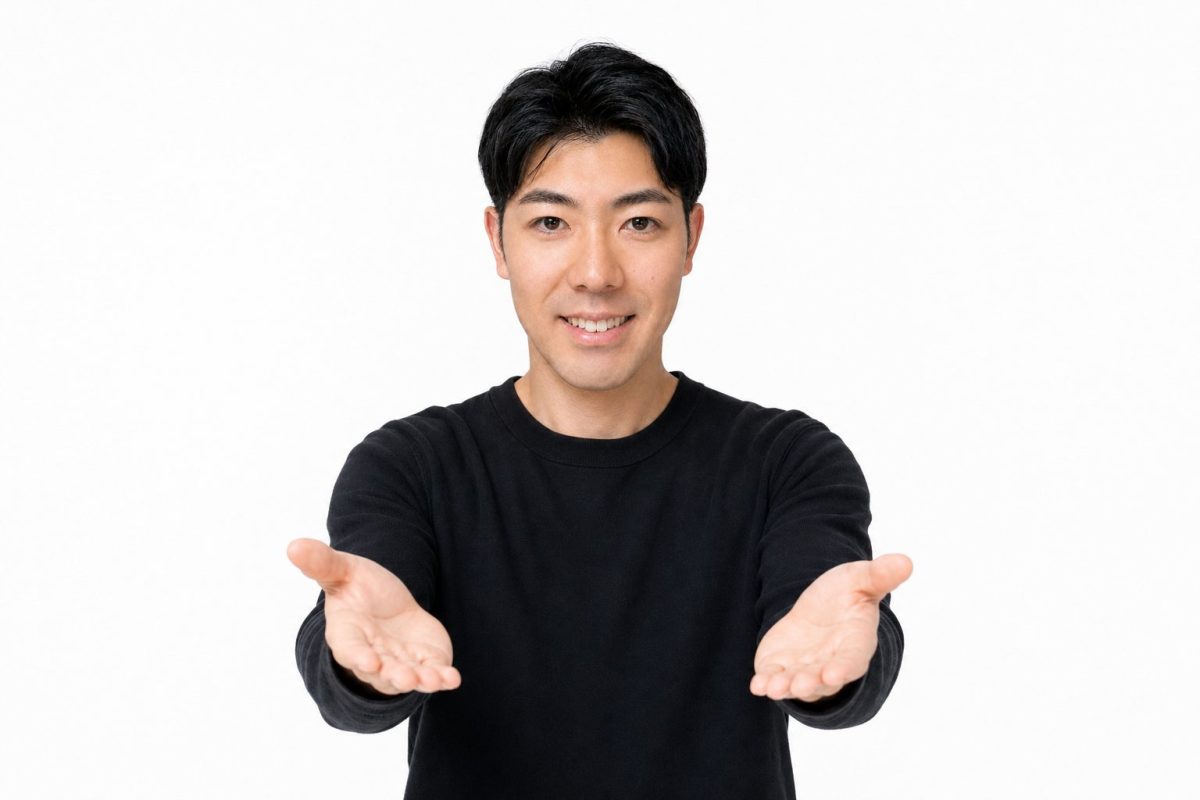 両手を差し出して案内する男性(白背景)
