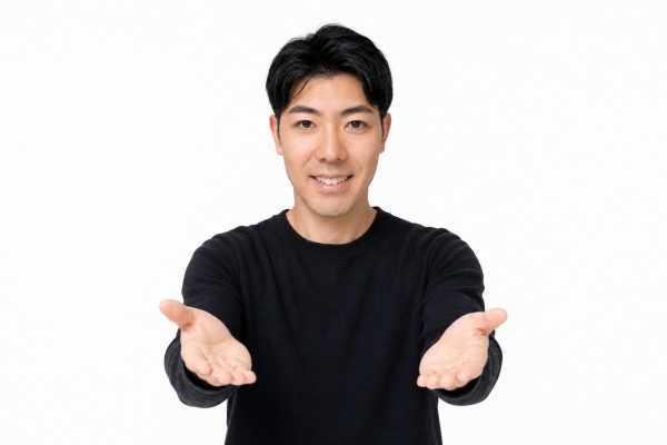 両手を差し出して案内する男性(白背景)