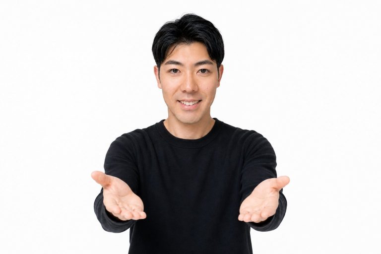 両手を差し出して案内する男性(白背景)