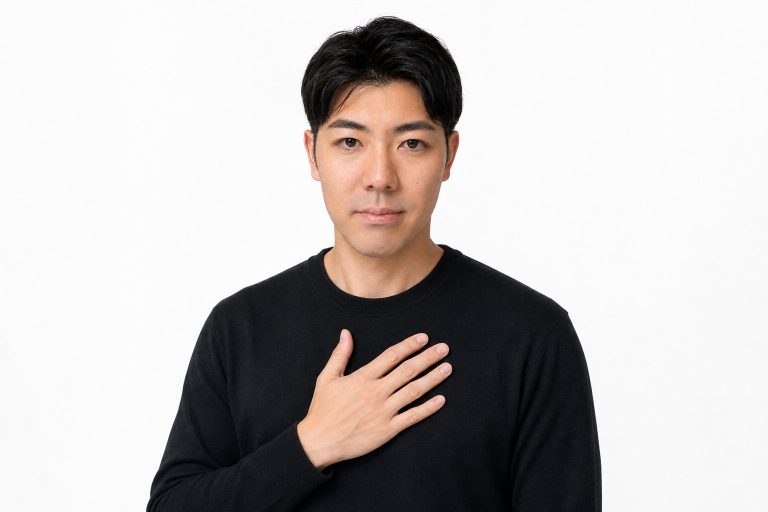 納得して胸に手を当てる男性(白背景)