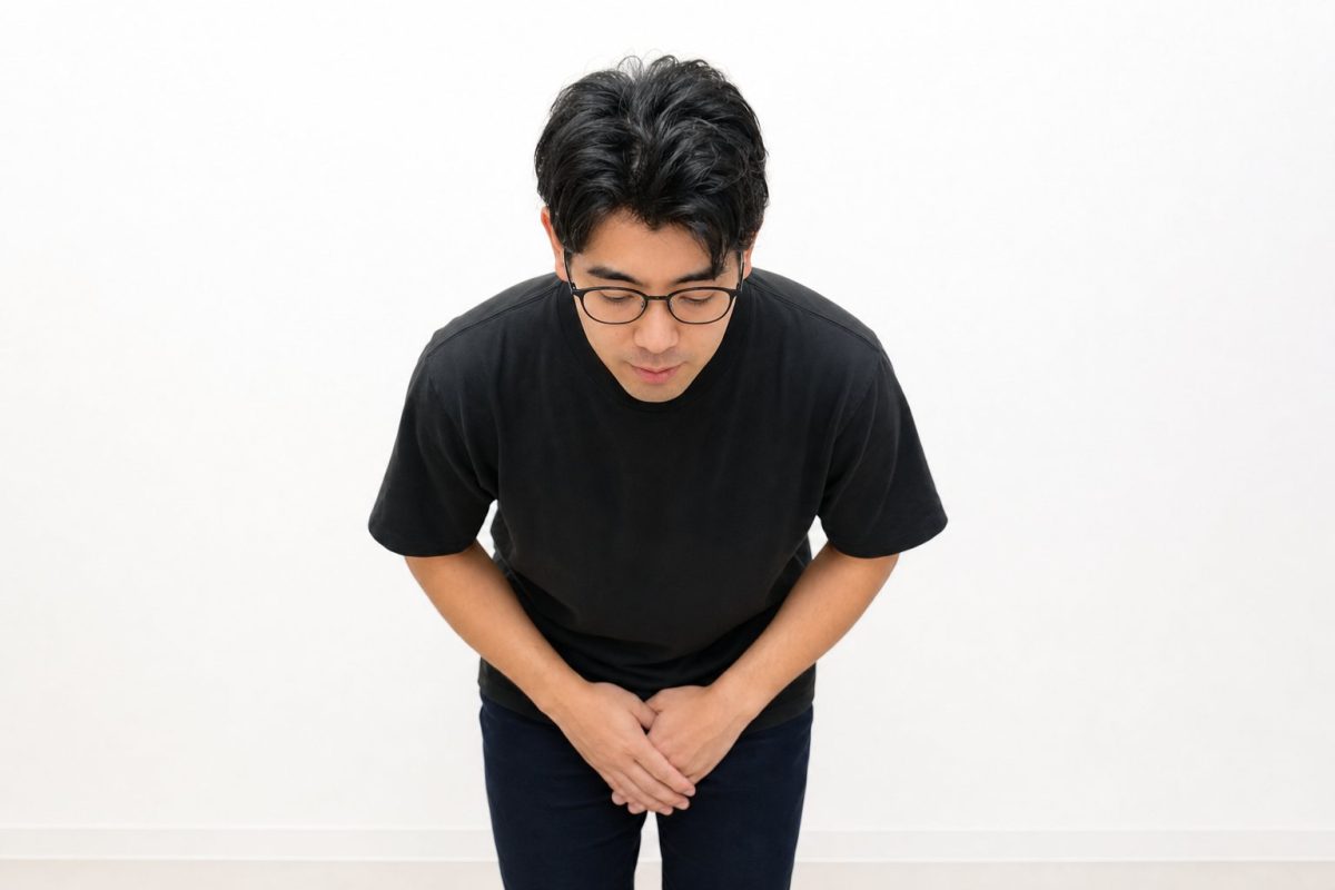 深々と謝罪する男性(白背景)