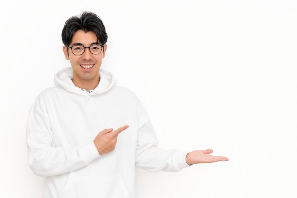 手のひらで方向を示す男性(白背景)