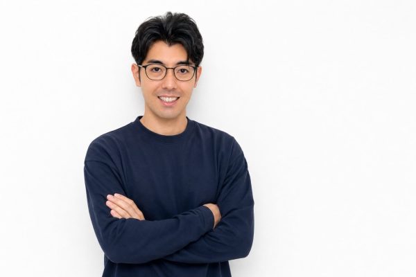 腕を組んで構える男性(白背景)
