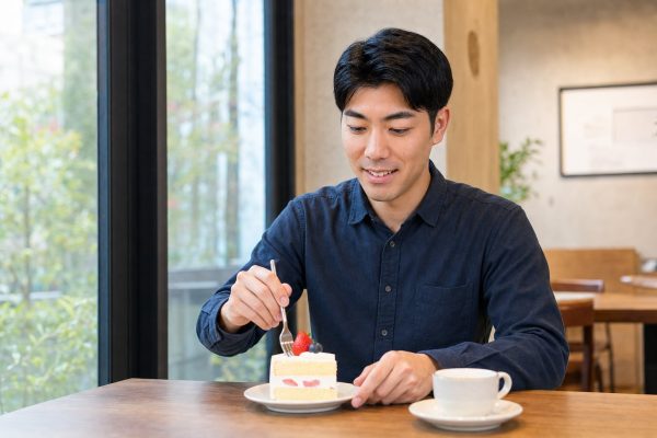 カフェでケーキを味わう男性