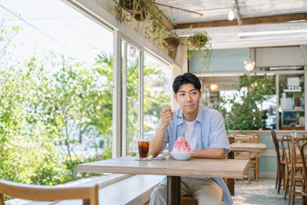 カフェでかき氷を味わう男性