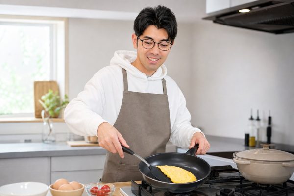 オムレツを調理する男性