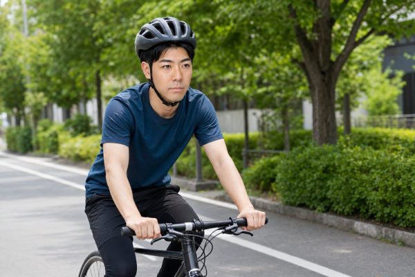 ヘルメットを着けて自転車に乗る男性